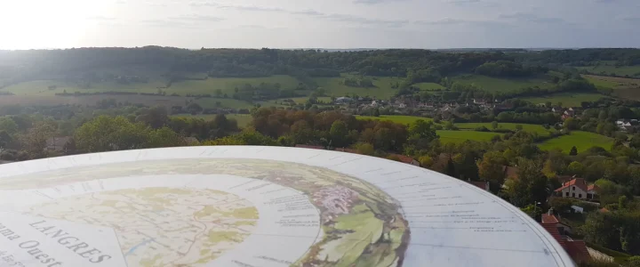 Cette table d'orientation se situe au Nord-Ouest sur les remparts de Langres. Son emplacement idéal offre une magnifique vue panoramique sur le Pays de Langres que l'on aperçoit au second plan. On peut également apercevoir le cimetière de langres depuis ce magnifique point de vue.